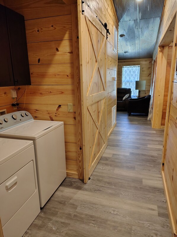 Chalet rustique Deluxe, 2 chambres, accessible aux personnes à mobilité réduite, non-fumeur | 2 chambres, literie fournie