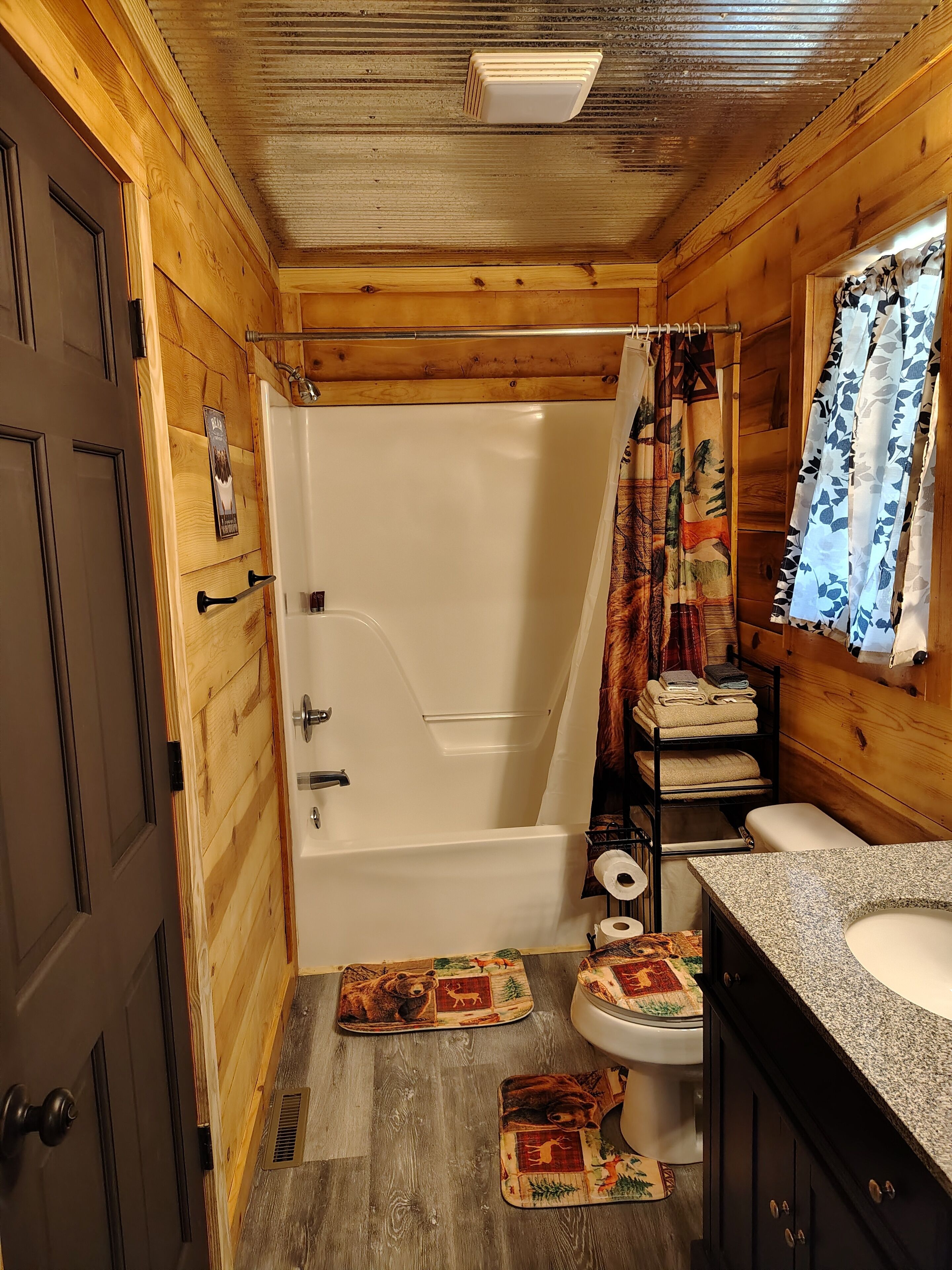 Deluxe Cabin, 2 Bedrooms, Mobility Accessible, Non Smoking | Bathroom | Towels, soap, toilet paper
