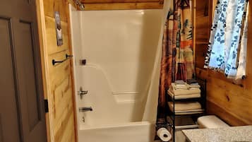 Stuga Deluxe - 2 sovrum - tillgänglighetsanpassat för personer med begränsad rörlighet - icke-rökare | Badrum | Handdukar, tvål och toalettpapper