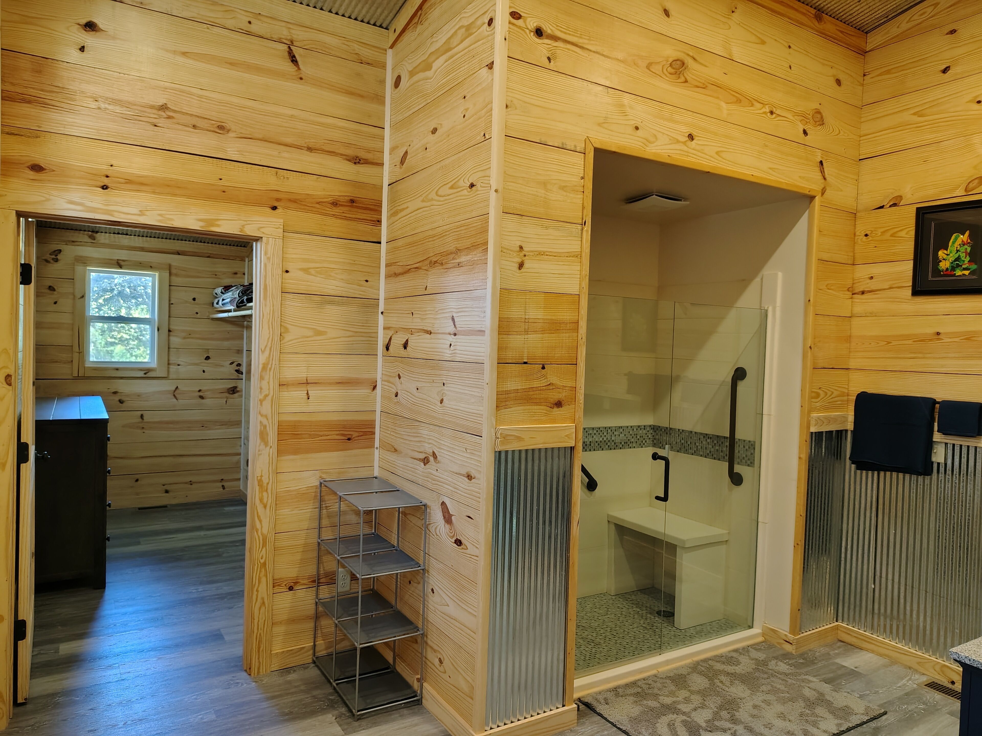 デラックス キャビン 2 ベッドルーム 車いす対応 禁煙 | バスルーム | タオル、石鹸、トイレットペーパー