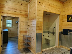 Kabin Deluks, 2 kamar tidur, difabel mobilitas, Bebas Asap Rokok | Kamar mandi | Handuk, sabun,  dan tisu toilet