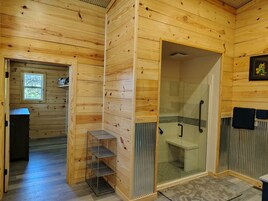 华丽小屋, 2 间卧室, 通行无障碍, 无烟房 | 浴室 | 毛巾、肥皂、卫生纸