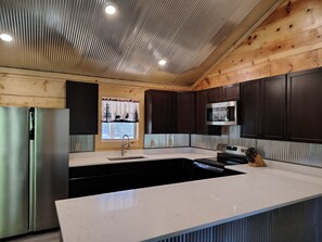 Chalet rustique Deluxe, 2 chambres, accessible aux personnes à mobilité réduite, non-fumeur | Cuisine privée | Réfrigérateur grande capacité avec congélateur, four à micro-ondes