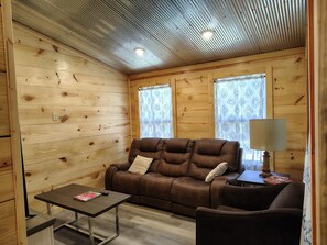 Living area - Anglers Riverfront Cabins (Mountain View)