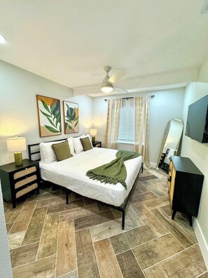 4 bedrooms, iron/ironing board, travel cot, WiFi - Modern Boho- 4/3-King Beds/Pool! Pet friendly! (Tampa)