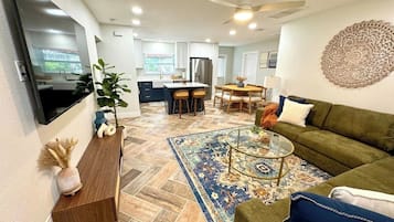 Een televisie en een open haard