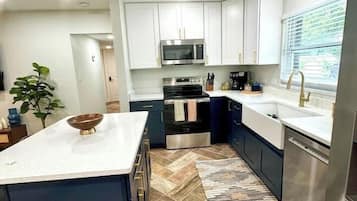 Réfrigérateur, lave-vaisselle, grille-pain, chaise haute