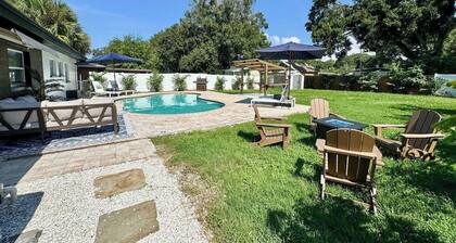 Modern Boho- 4/3-King Beds/Pool! Pet friendly!