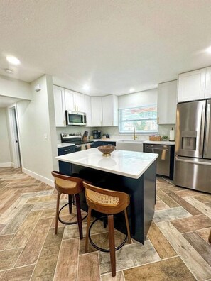 Kühlschrank, Geschirrspüler, Toaster, Hochstuhl