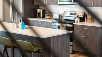 Réfrigérateur, micro-ondes, four, plaque de cuisson