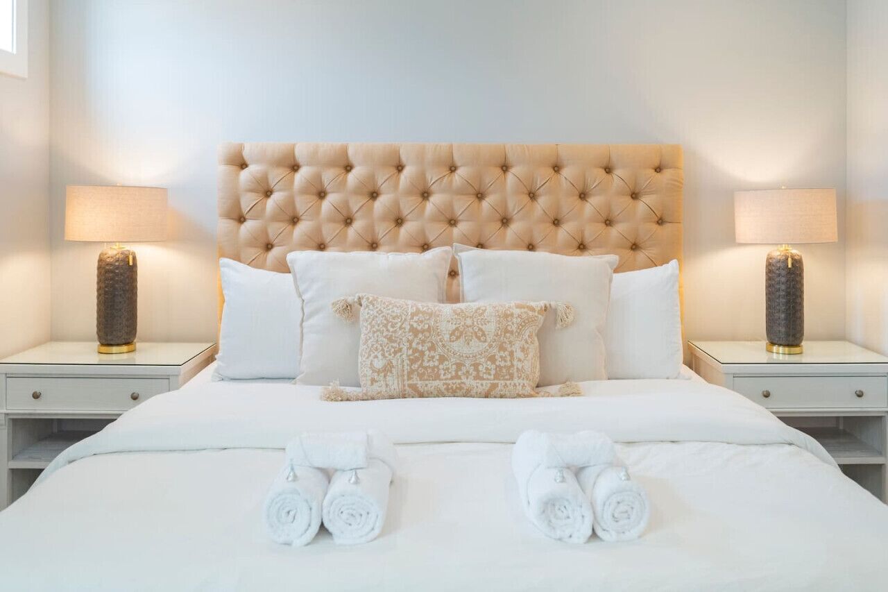 Desk, iron/ironing board, WiFi, bed sheets