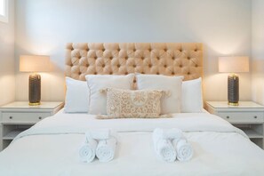 Een bureau, een strijkplank/strijkijzer, wifi, beddengoed