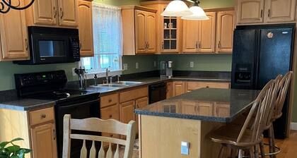 Charming 2-bedroom house with AC and WiFi in Westbrook