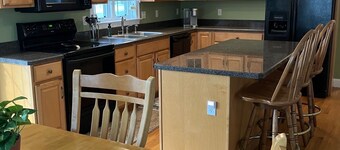 Charming 2-bedroom house with AC and WiFi in Westbrook