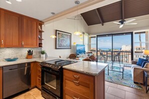 コンドミニアム 2 ベッドルーム | 専用キッチン | 冷蔵庫、オーブン、コーヒー / ティーメーカー、トースター