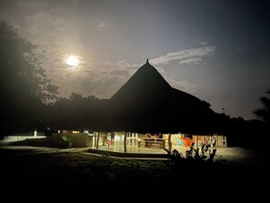 Exterior - Enjoy a pleasant Island stay in La Felicida, a cozy beach front rustic cabin (Cartagena)