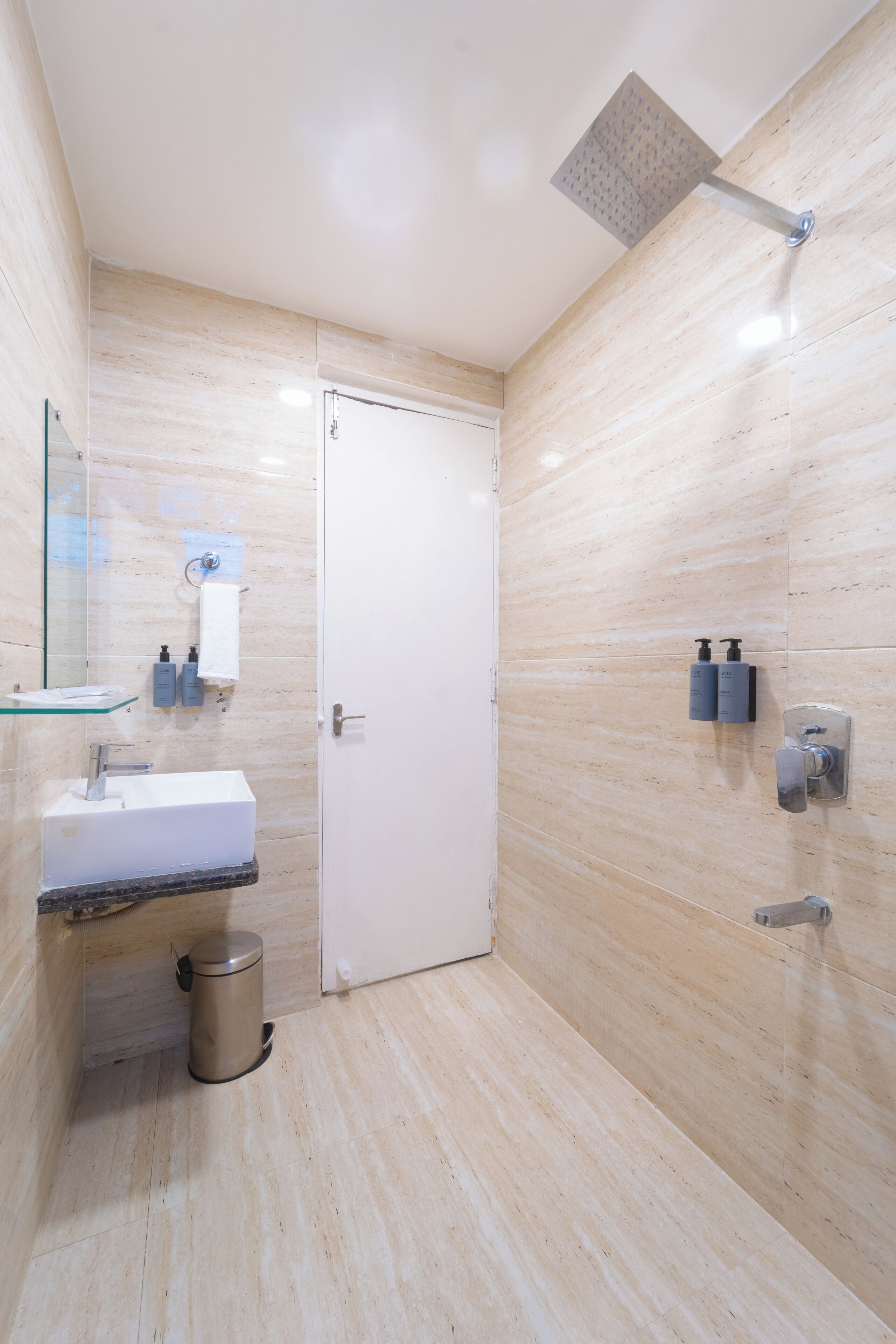 Deluxe Room | Bathroom | Shower, towels, shampoo, toilet paper