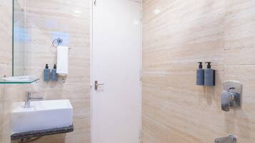 Deluxe-Zimmer | Badezimmer | Dusche, Handtücher, Shampoo, Toilettenpapier