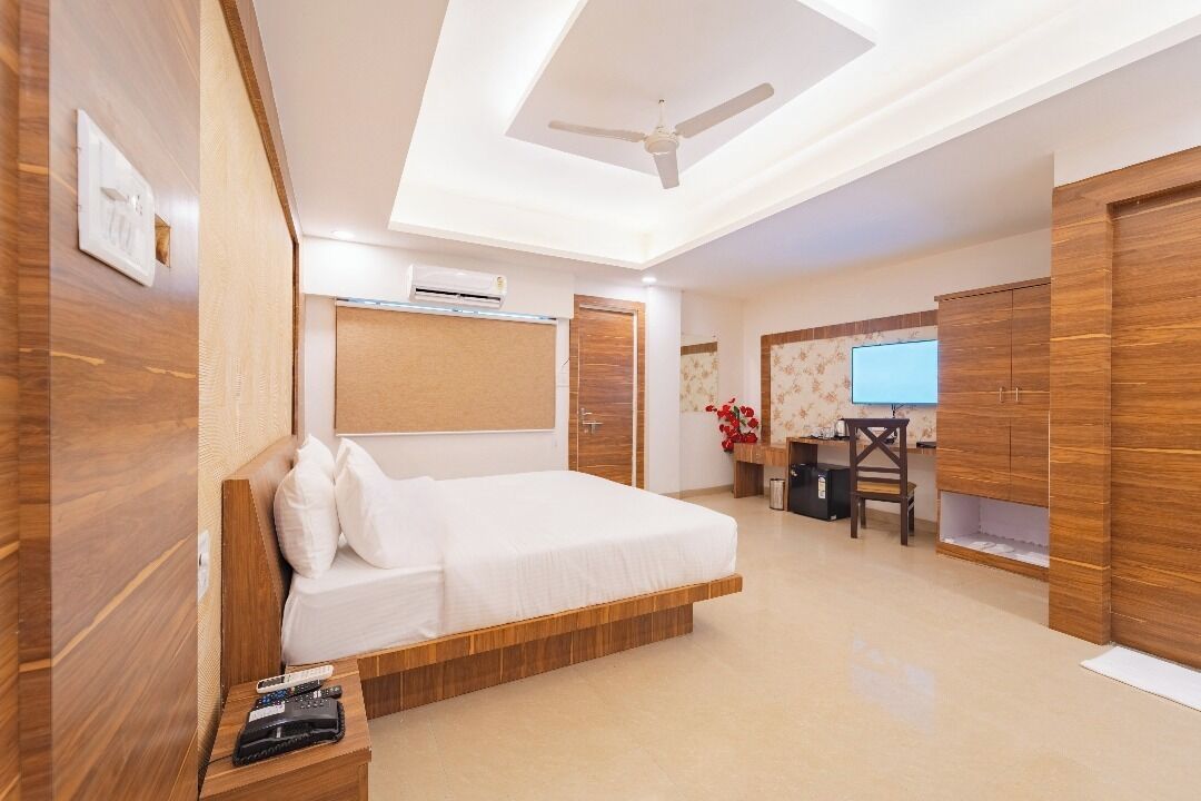 办公桌、笔记本电脑工作区、免费 WiFi