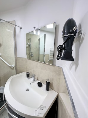 Een douche, een haardroger, een bidet, handdoeken