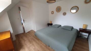 3 chambres, bureau, fer et planche Ă repasser, lit parapluie