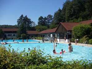 Beheiztes Freibad in der Nachbargemeinde Illschwang, 6 km entfernt.