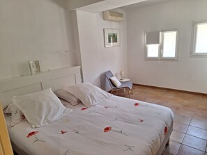 2 slaapkamers, een bureau, een strijkplank/strijkijzer, reisbedje