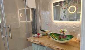 Shower, eco-friendly toiletries, hair dryer, bidet - GioiaVitae - Bed-In-Botte - Sleep in the Vineyard (Sant'Angelo all'Esca)