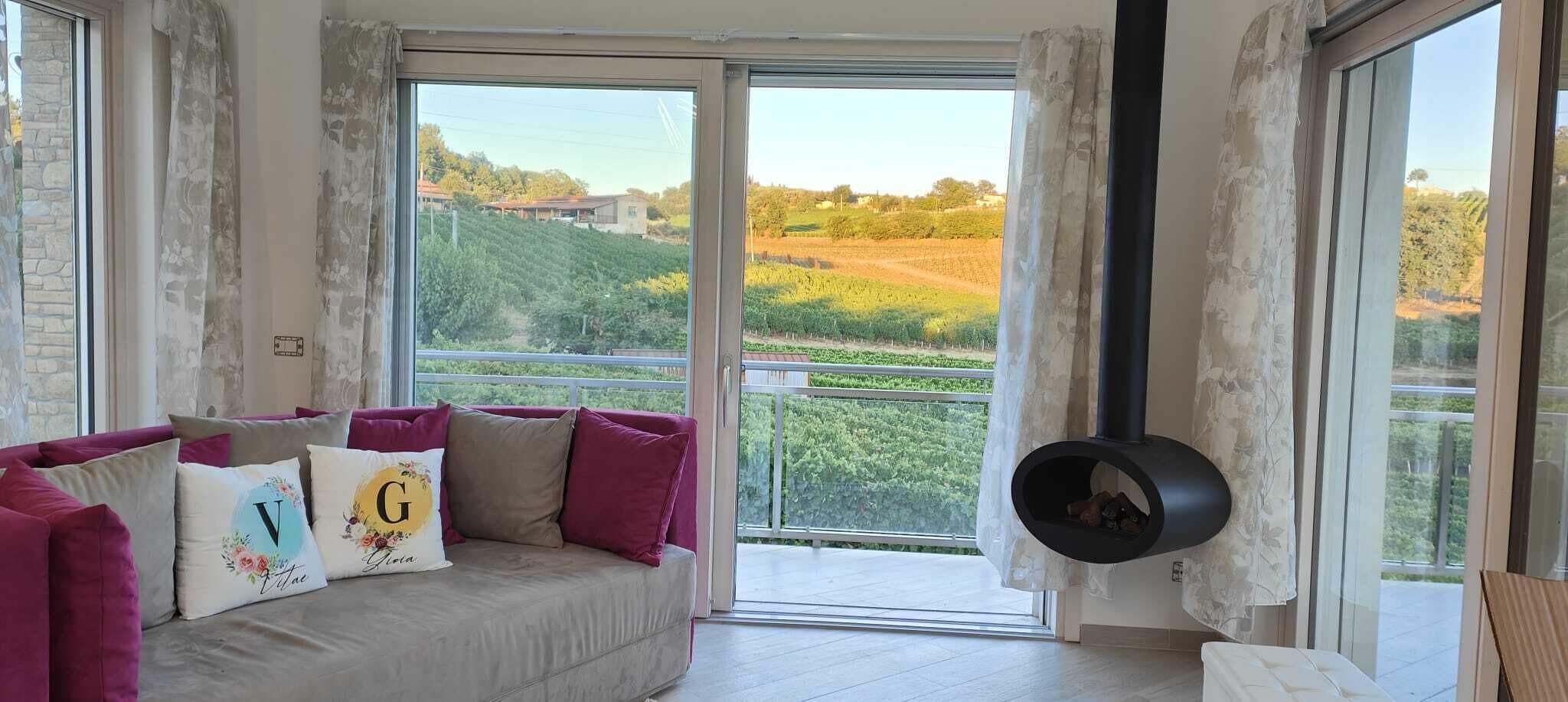 Una Smart TV, una chimenea