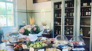 En buffetbord med forskellige retter og et udvalg af vin.