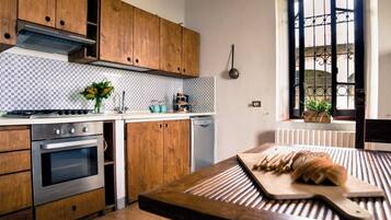 Frigorifero, forno, piano cottura, lavastoviglie