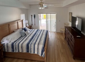 4 bedrooms, desk, iron/ironing board, free WiFi - By golf/beaches ~ Heated Saltwater Pool ~ King Bed (Port St. Lucie)