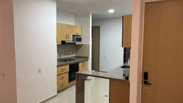 Refrigerador, microondas, horno y cafetera y tetera