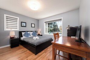 5 slaapkamers, een bureau, een strijkplank/strijkijzer, reisbedje