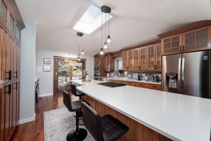 Fridge, microwave, stovetop, dishwasher