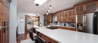 K@HOME 5 BR+4 BAH 2700 SQFT House, King Bed, UOC, LRT, Hospital