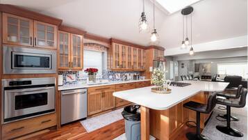 Fridge, microwave, stovetop, dishwasher