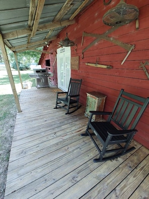 Terrace/patio - The Barn at Canoochee Farms (23 miles from Statesboro and GSU) (Cobbtown)