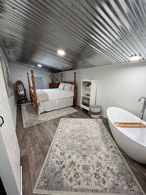 2 bedrooms, WiFi, bed sheets - The Barn at Canoochee Farms (23 miles from Statesboro and GSU) (Cobbtown)