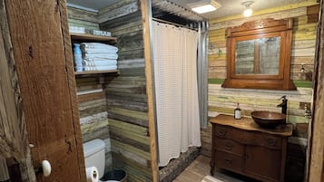 Douche, sĂšche-cheveux, serviettes fournies, savon