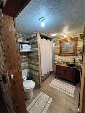 Shower, hair dryer, towels, soap - The Barn at Canoochee Farms (23 miles from Statesboro and GSU) (Cobbtown)