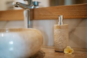 Hair dryer, towels, soap, toilet paper - Umah Bali Kuno Villa (Gianyar)