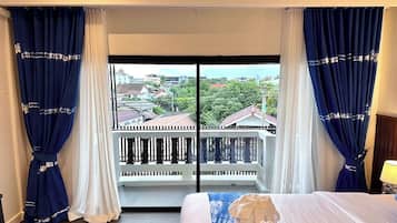 Kamar Double Deluks | 1 kamar tidur, minibar, brankas, dan meja kerja