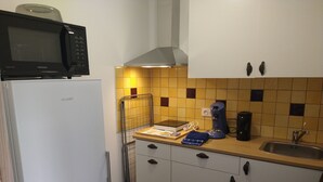 Kjøleskap, mikrobølgeovn, kokeplater og vannkoker