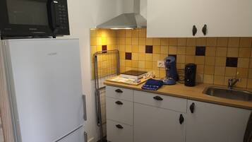 Een koelkast, een magnetron, een kookplaat, een waterkoker