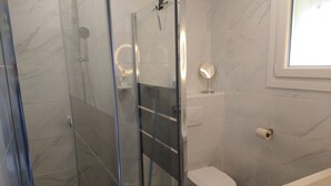 Hårføner, håndklær, såpe og toalettpapir