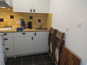 Fridge, microwave, stovetop, electric kettle - Two pers Studio Constance view of the Pyrenees, 7km from St-Jean-Pied-de-Port. (Lacarre)