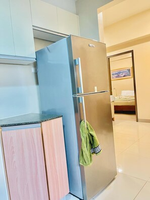 Full-sized fridge, stovetop, dishwasher