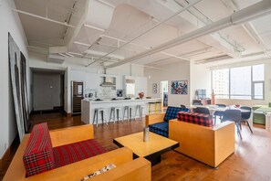 TV - Modern Industrial Charm: 2BR Designer Loft (Toronto)