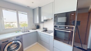 Kjøleskap, mikrobølgeovn, ovn og vannkoker